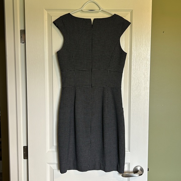 White House : black market size 6 - Picture 3 of 3